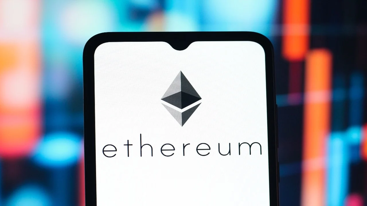 Ethereum Drags Altcoins Below $880B as 22% Weekly Slide Shakes Trader Confidence
